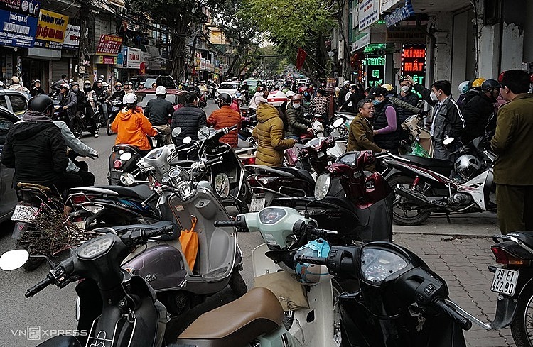 Dàn xe máy trước các cửa hàng thiết bị y tế trên phố Phương Mai để mua khẩu trang. Ảnh: Ngọc Thành.