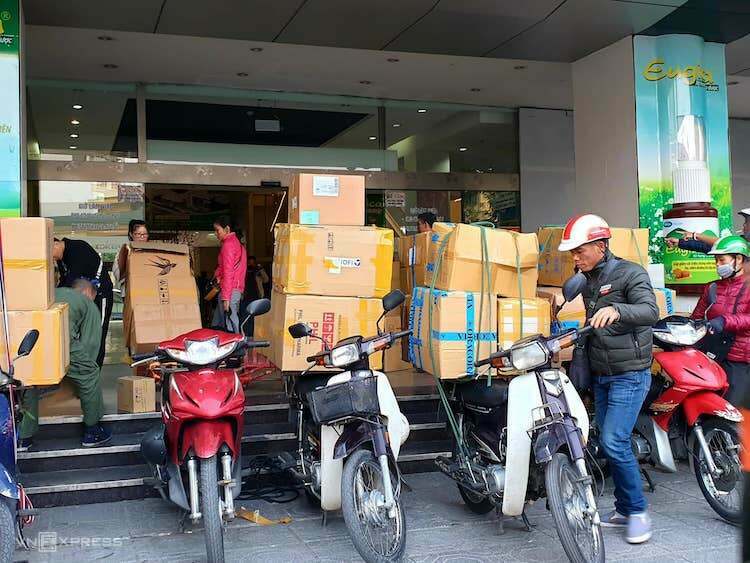 Các xe chở hàng chất đầy thùng hàng khẩu trang y tế, chờ trước cửa chợ thuốc Hapulico (Hà Nội). Ảnh:A.Minh
