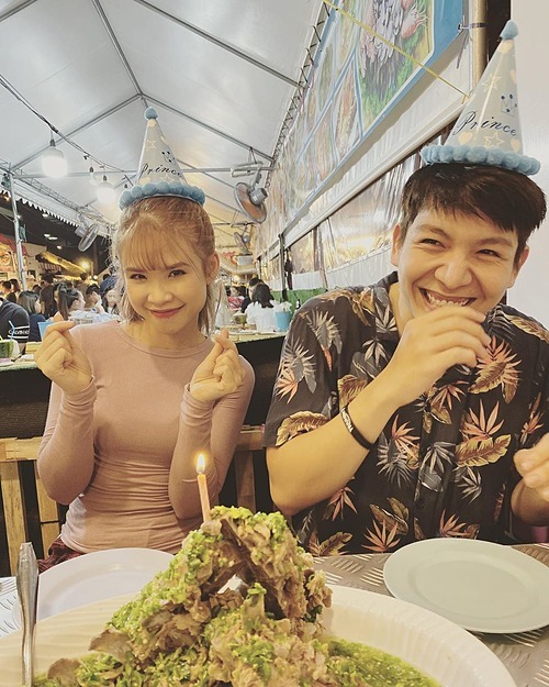 Vợ chồng Khởi My - Kelvin Khánh nhí nhố pose hình trước khi ăn.