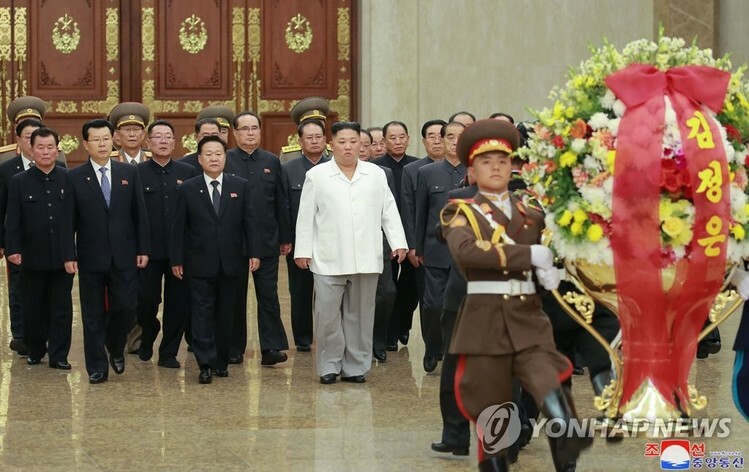 Lãnh đạo Triều Tiên Kim Jong-un đến viếng Cung điện Mặt trời Kumsusan, nơi lưu giữ thi hài ông nội Kim Il-sung và cha Kim Jong-il, tháng 10/2019. Ảnh: Yonhap/KCNA.
