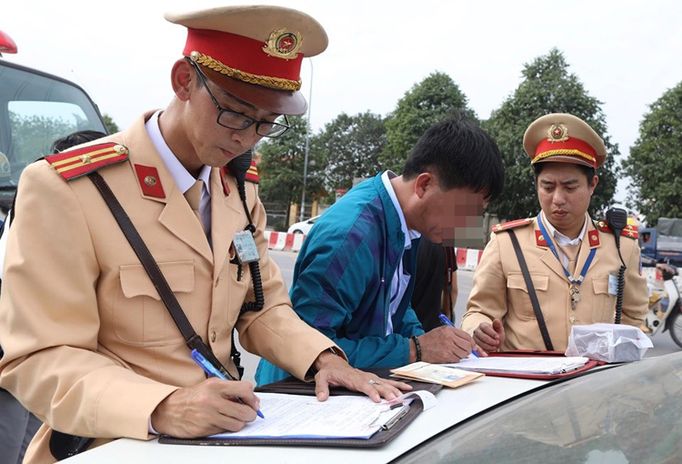 Anh Nguyễn Đức Hải ký biên bản vi phạm hành chính. Ảnh: Ngọc Thành. 