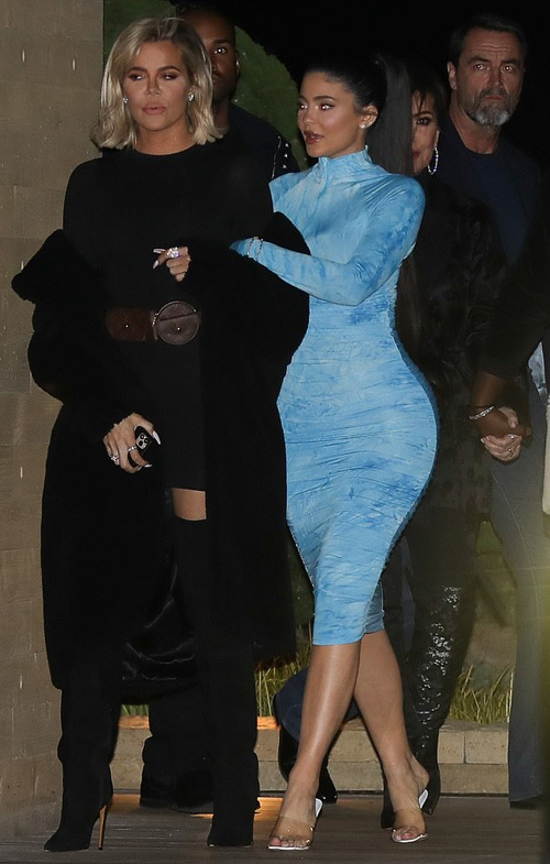 Kylie nổi bật giữa các thành viên trong gia đình khi tới nhà hàng.