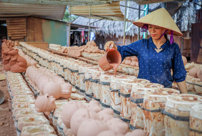 Làng gốm làm 'chuột vàng' mùa Tết