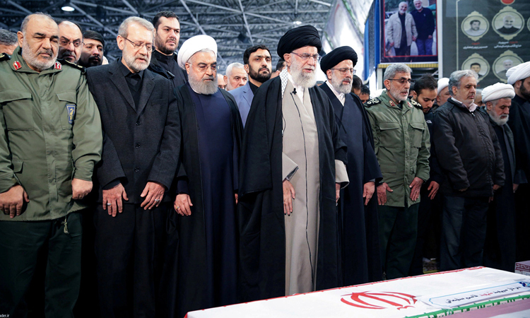 Lãnh tụ tối cao Iran Khamenei (thứ tư từ trái sang) chủ trì tang lễ tướng Soleimani ở Tehran hôm 6/1. Ảnh: Reuters.