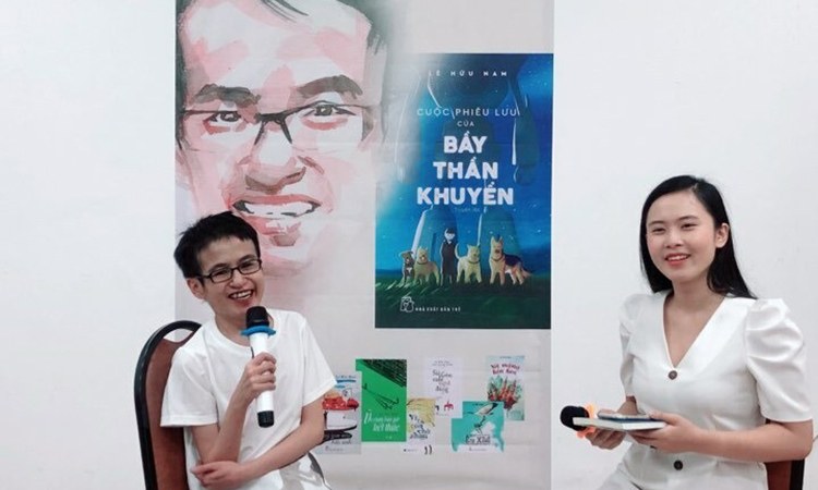 Lê Hữu Nam (trái) tại buổi ra mắt sách. Ảnh: Kha Miên.