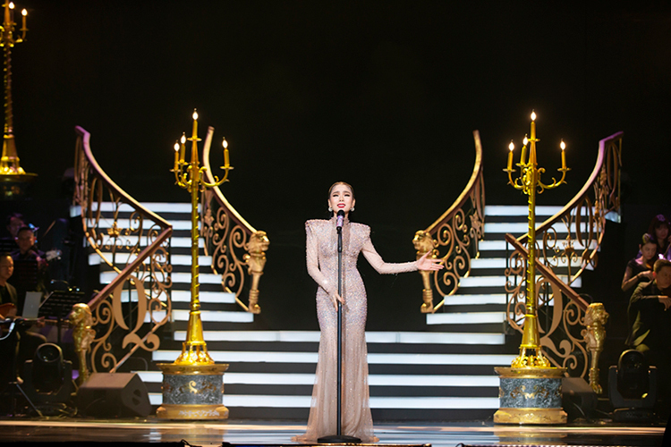 Lệ Quyên thay bảy bộ trang phục trong suốt liveshow. Ảnh: team Đại Ngô.