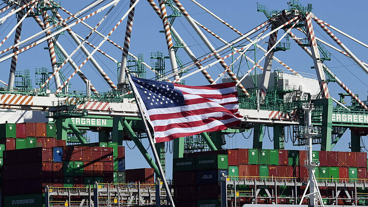 Container hàng hóa từ Trung Quốc và các nước tại Cảng Long Beach, California. Ảnh: AFP