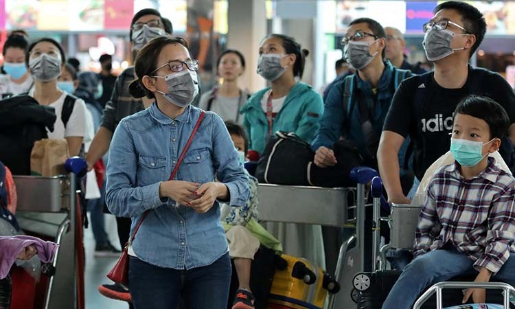 Hành khách đeo khẩu trang ở sân bay quốc tế Kuala Lumpur 2 ở Sepang, Malaysia ngày 27/1. Ảnh: Reuters.