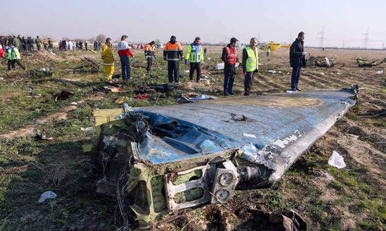 Phần cánh còn sót lại của chiếc Boeing 737-800 gặp nạn tại ngoại ô Tehran sáng 8/1. Ảnh: AFP.