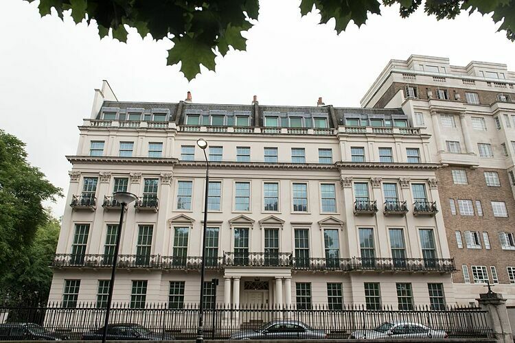 Bên ngoài căn biệt thự tại Rutland Gate. Ảnh: AFP