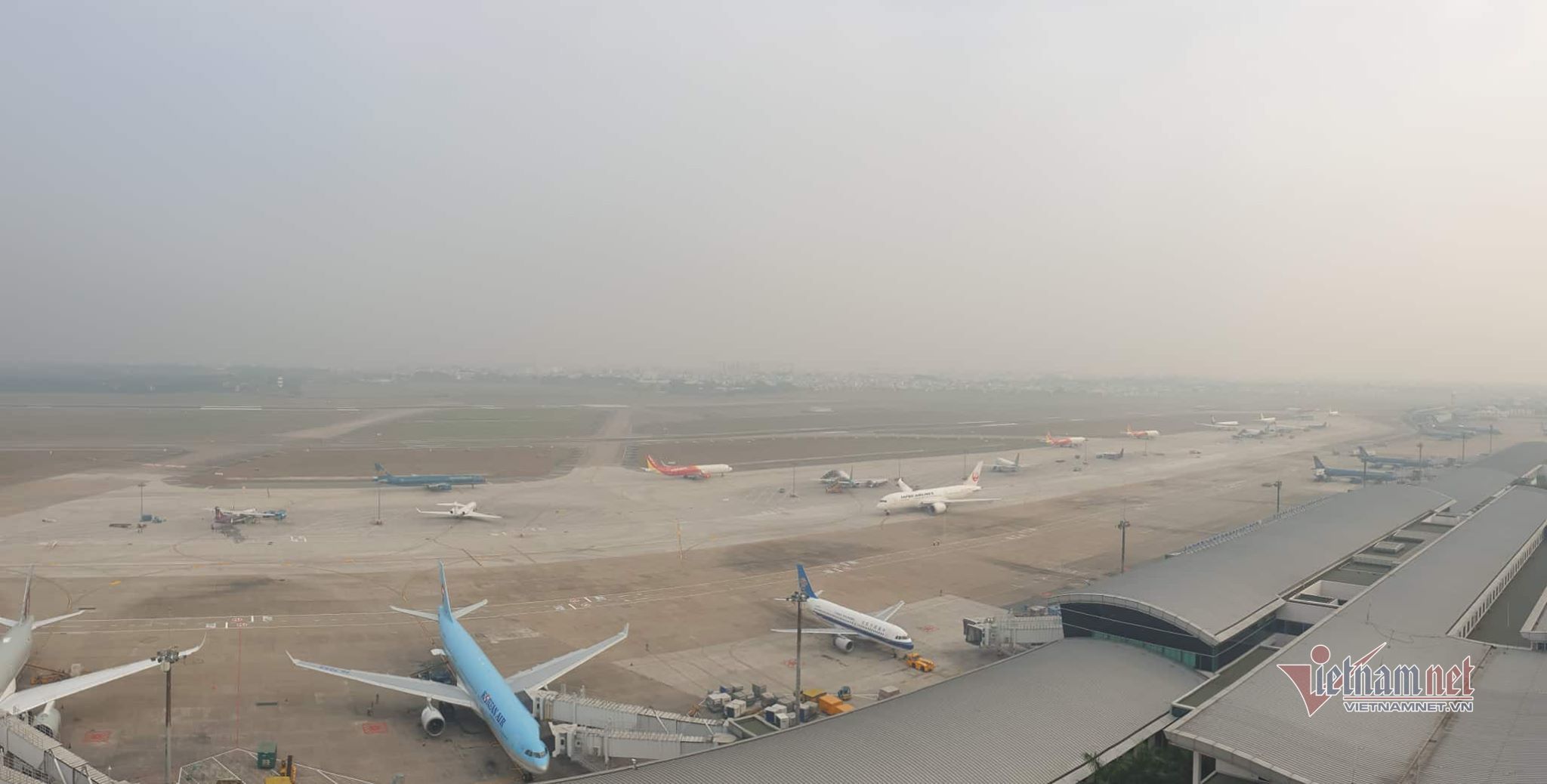Máy bay ‘tắc đường’, trăm khách vạ vật ở Tân Sơn Nhất