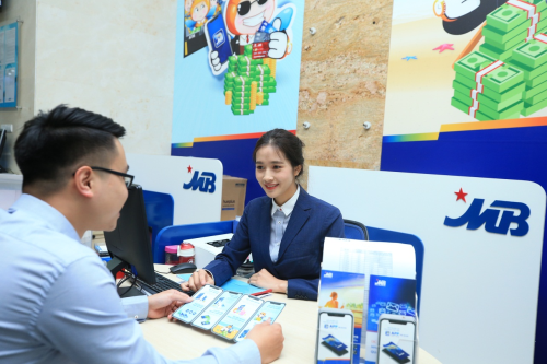 Giao dịch tại MB. Ảnh: PV.
