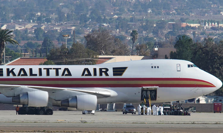 Máy bay sơ tán công dân ở Vũ Hán của chính phủ Mỹ hạ cánh ở căn cứ quân sự tại California, Mỹ hôm 29/1. Ảnh: Reuters.