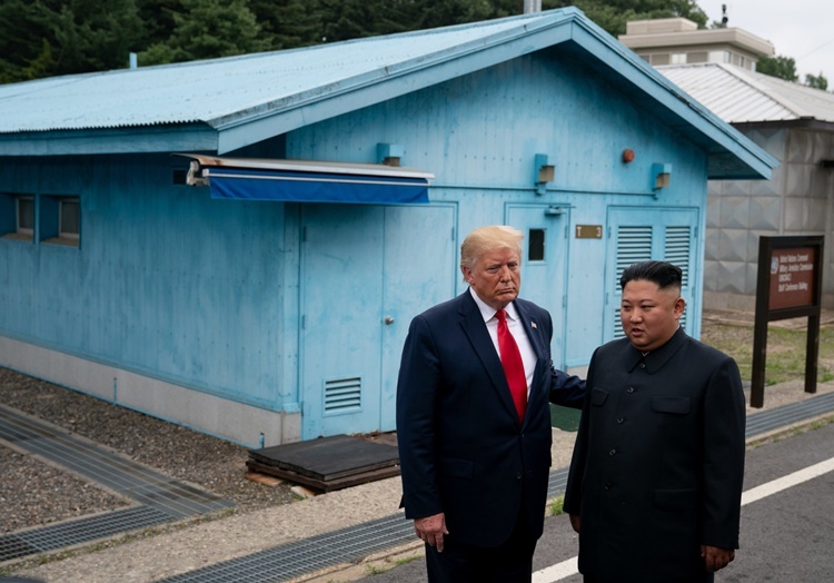 Trump - Kim gặp nhau ở Khu Phi quân sự liên Triều hồi tháng 6. Ảnh: NYTimes.