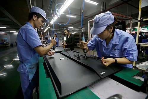 Sản xuất trong một nhà máy TV tại Thâm Quyến, Trung Quốc vào tháng 8/2019. Ảnh: Reuters