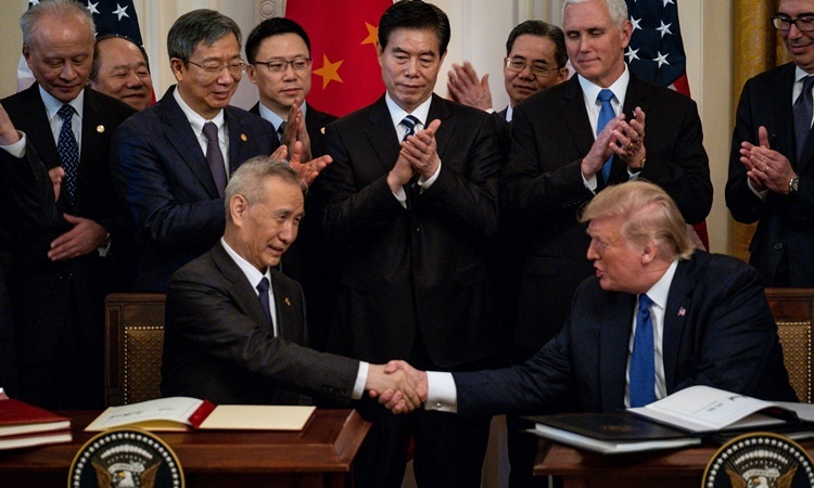 Phó thủ tướng Trung Quốc Lưu Hạc (ngồi bên trái) và Tổng thống Mỹ Donald Trump (ngồi bên phải) ký thỏa thuận thương mại giai đoạn một ngày 15/1 tại Nhà Trắng. Ảnh: New York Times.