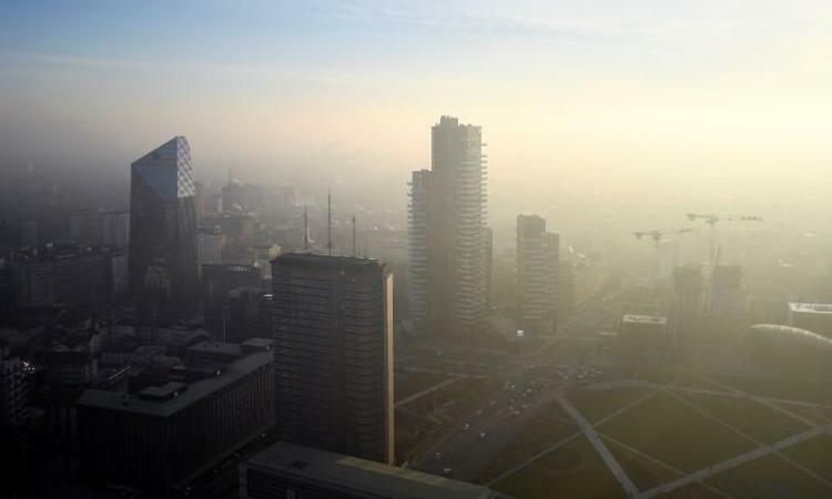 Khói mù bao phủ tòa nhà chọc trời ở Milan, Italy hôm 8/1. Ảnh: Reuters.