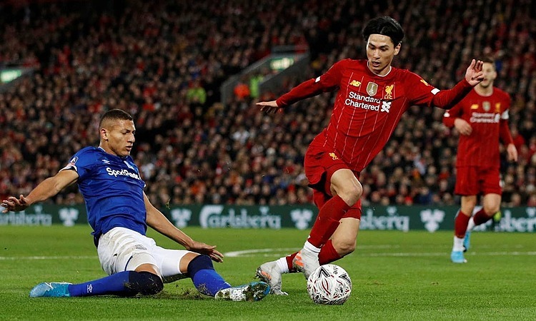 Tiền vệ Nhật Bản - Minamino (phải) - ra mắt Liverpool. Ảnh: Reuters.