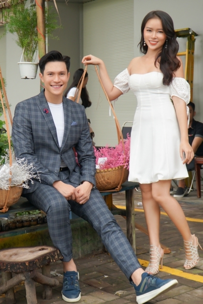 Minh Anh và vợ chụp ảnh cưới.