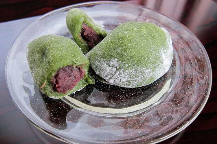 Những chiếc mochi yomogi nhân đậu đỏ bày trên đĩa tại Nhật Bản. Ảnh: Japan Times.