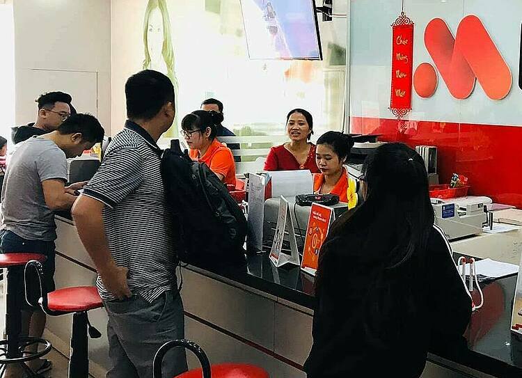 rất đông khách hàng đến giao dịch tại một chi nhánh của MSB sáng mùng 6 Tết. Ảnh: PV.
