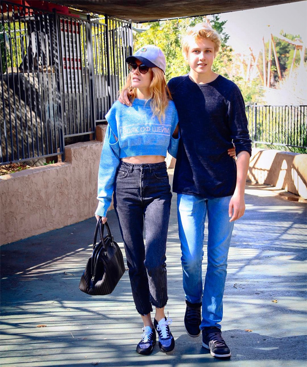 Hai mẹ con sành điệu dạo phố năm 2017.