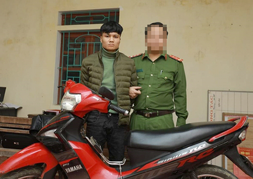 Nghi can Giáp (trái) cùng tang vật gây án. Ảnh: C.A