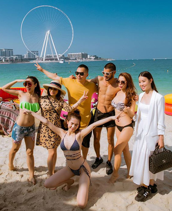 Người đẹp phấn khích chụp ảnh cùng bạn bè trên bãi biển Dubai.