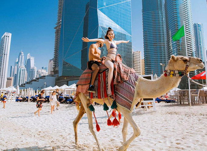 Ngọc Trinh phấn khích dạo chơi, ngắm cảnh thành phố Dubai với hàng loạt toà nhà cao tầng, kiến trúc hiện đại thể hiện sự giàu có của quốc gia dầu mỏ.