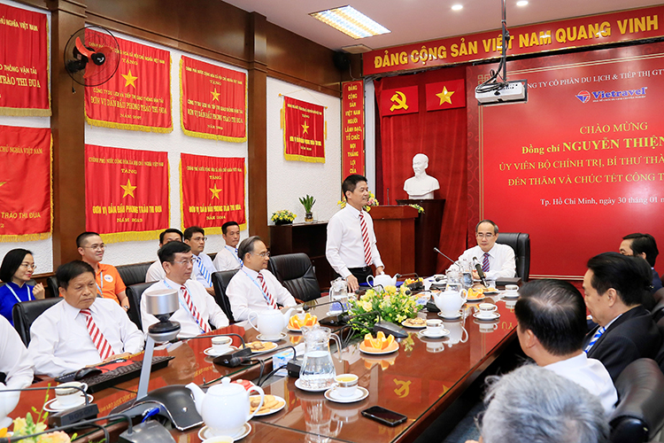 Ông Nguyễn Quốc Kỳ tóm tắt quá trình phát triển của doanh nghiệp với lãnh đạo TP HCM. 