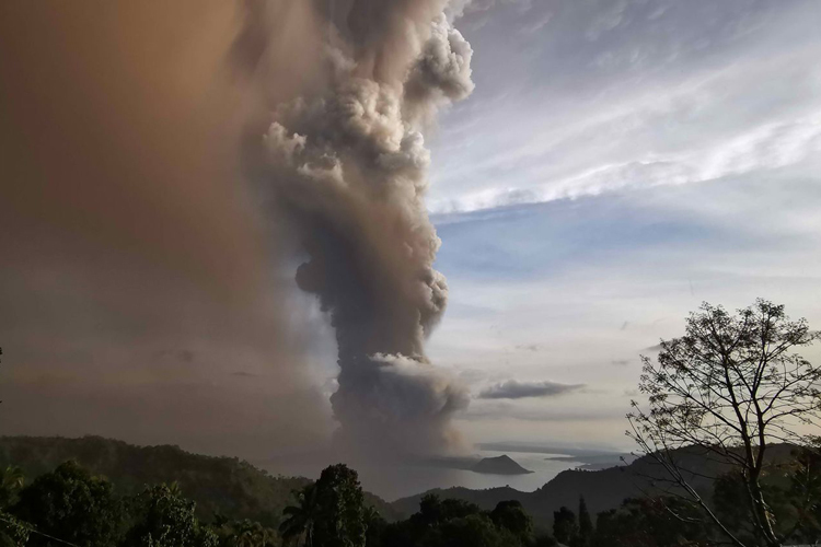 Cột khói bốc lên từ núi lửa Taal hôm 12/1. Ảnh: CNN.