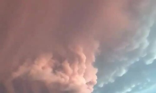 Núi lửa phun cột tro bụi cao hơn một km