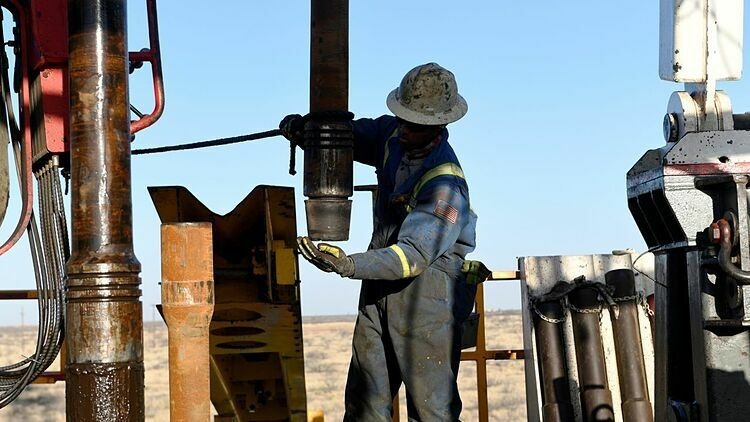 Công nhân tại một cơ sở khai thác dầu ở Texas (Mỹ). Ảnh: Reuters