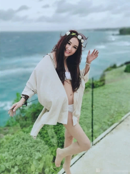 Nữ diễn viên ăn mặc sexy quá mức.