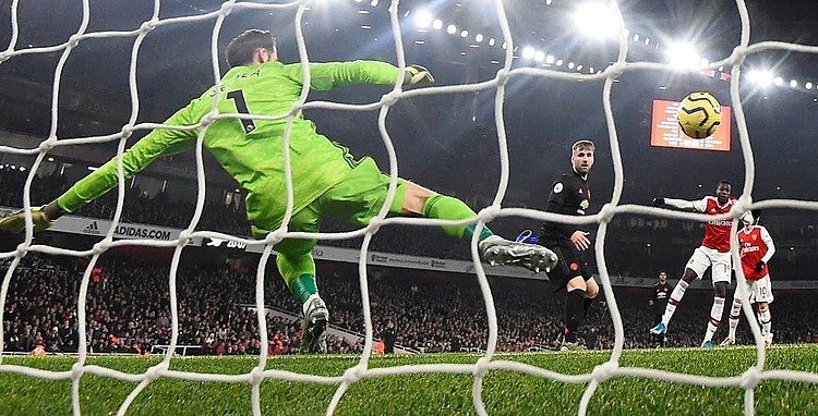 Thủ môn De Gea đoán sai hướng trong bàn thua đầu tiên. Ảnh: Reuters.