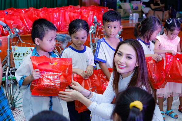 Bên cạnh đó, Nữ hoàng Nhan sắc còn trao nhiều phần quà, xe đạp cùng học bổng cho các em học sinh nghèo hiếu học tại quê hương mình. Cô hy vọng sự giúp sức này sẽ góp phần chắp cánh ước mơ cho các bé cũng như tạo thêm động lực cho nhiều bạn trẻ khác.