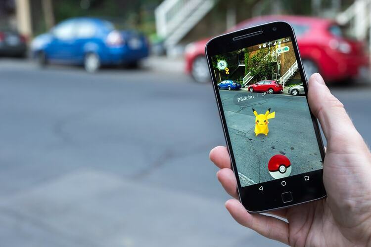 Màn hình điện thoại hiển thị giao diện trò Pokemon Go kết hợp địa điểm thật tại Montreal, Canada, năm 2016. Ảnh: NYTimes.