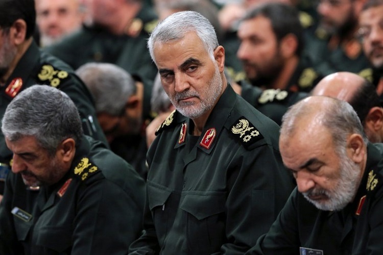 Tướng Soleimani (ở giữa) trong cuộc họp giữa các chỉ huy IRGN và Lãnh tụ Tối cao Iran Ali Khamenei. Ảnh: Reuters.