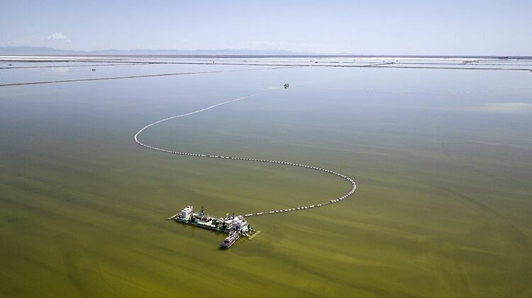 Một xà lan trên bể nước muối cô đặc do Qinghai Salt Lake Industry vận hành. Ảnh: Bloomberg