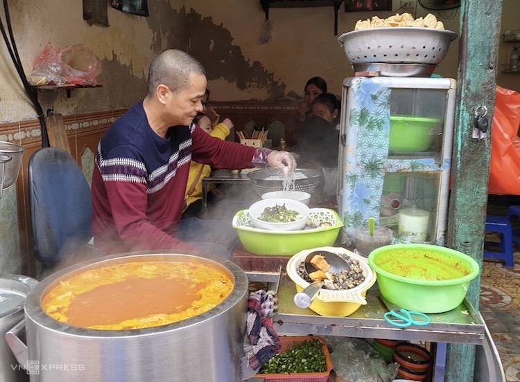 Quán bún riêu ốc trên đường Lê Lợi (Hà Đông, Hà Nội) mở cửa từ sáng ngày mùng 2 Tết. Ảnh: Trung Quang