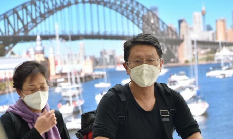 Du khách Trung Quốc mang khẩu trang đến Sydney, Australia, hôm 23/1. Ảnh: AFP.