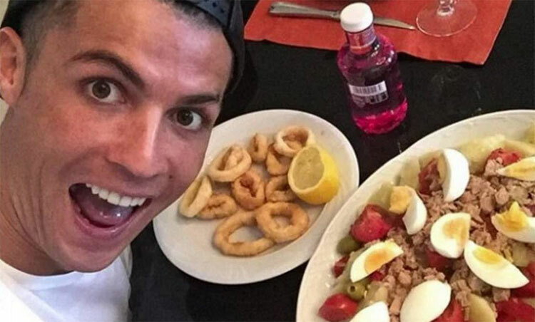Ronaldo thích hải sản và thịt gà, đôi khi ăn kèm trứng. Ảnh: Instagram