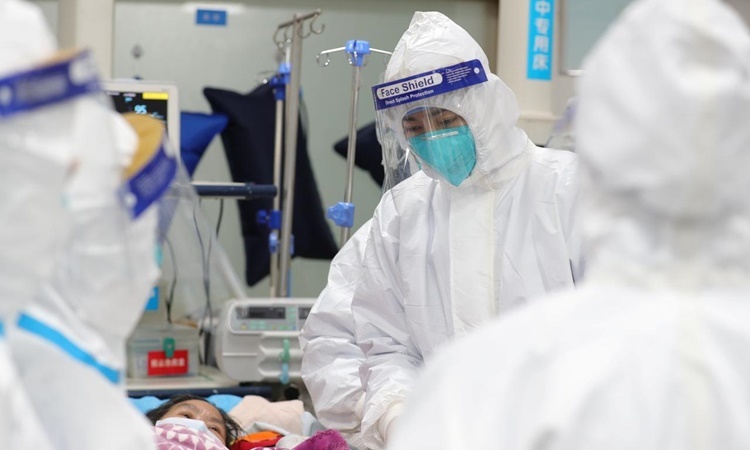 Các bác sĩ ở Bệnh viện Trung ương Vũ Hán chăm sóc một bệnh nhân nhiễm viêm phổi cấp. Ảnh: Reuters.