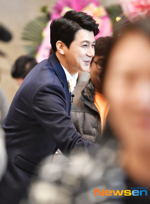 Tài tử Kim Seung Hun ra tiếp khách trong hôn lễ chiều 12/1. Đây là lần thứ hai anh kết hôn. Bà xã của anh là một phát thanh viên. Nam diễn viên Rush đã có một con gái lớn với người vợ trước. 
