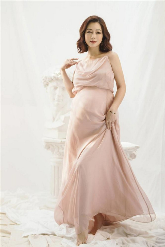 Những bà bầu gợi cảm của showbiz Việt