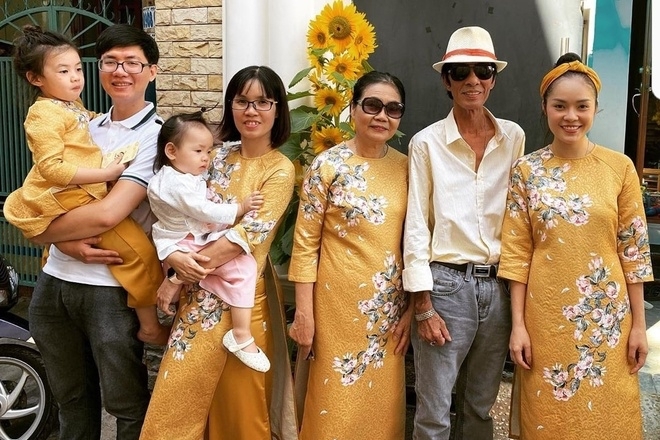 Dương Cẩm Lynh (phải) diện áo dài đồng điệu cùng các thành viên nữ trong gia đình.