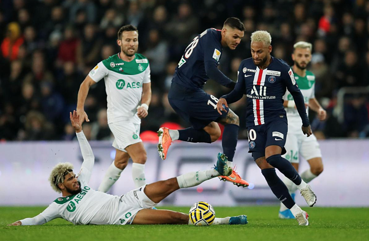 Hàng thủ Saint Etienne bị nghiền nát bởi các ngôi sao tấn công PSG như Icardi, Neymar. Ảnh: Reuters. 