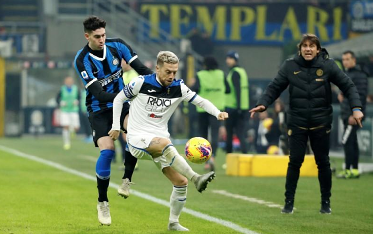 Conte không hài lòng khi thấy Inter lép vế trước Atalanta. Ảnh: Reuters. 