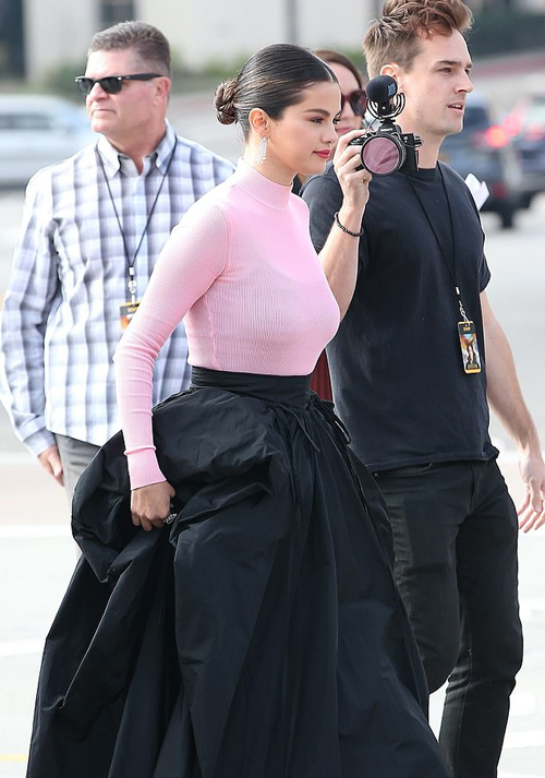 Selena Gomez một mình tới buổi công chiếu phim Dolittle vào chiều thứ 7. Cô là diễn viên lồng tiếng cho nhân vật hươu cao cổ Betsy.