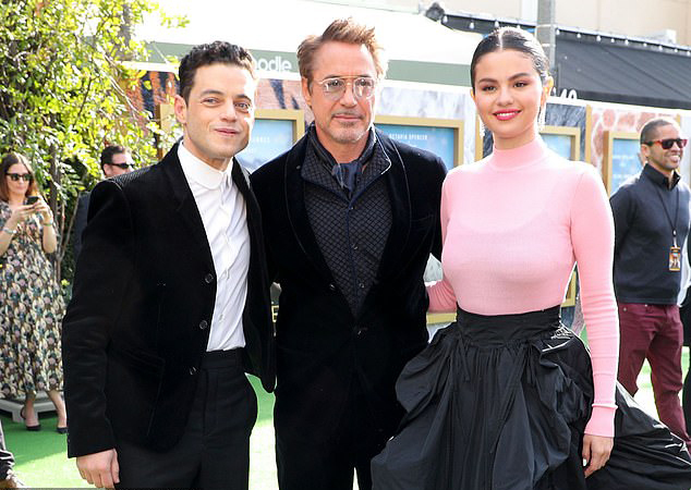 Selena, Robert và nam diễn viên Rami Malek - người lồng tiếng cho vai khỉ Chee-Chee.